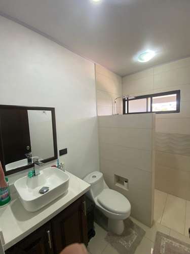 Vendo casa en San Pedro de Poas, de un piso, reciente construcción, con amplias zonas verdes, muy iluminada y ventilada - Imagen 5