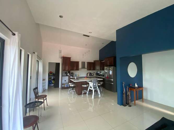 Vendo casa en San Pedro de Poas, de un piso, reciente construcción, con amplias zonas verdes, muy iluminada y ventilada - Imagen 2