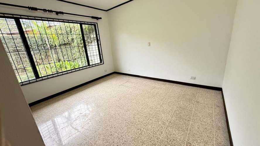 Alquiler Exclusiva casa de 4 dormitorios en alquiler en Ciudad Cariari con vista al campo de golf - Imagen 11