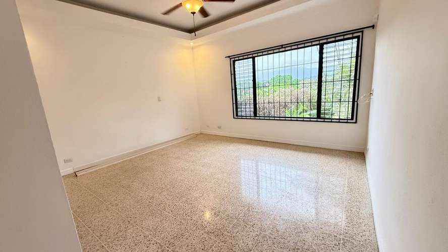 Alquiler Exclusiva casa de 4 dormitorios en alquiler en Ciudad Cariari con vista al campo de golf - Imagen 15
