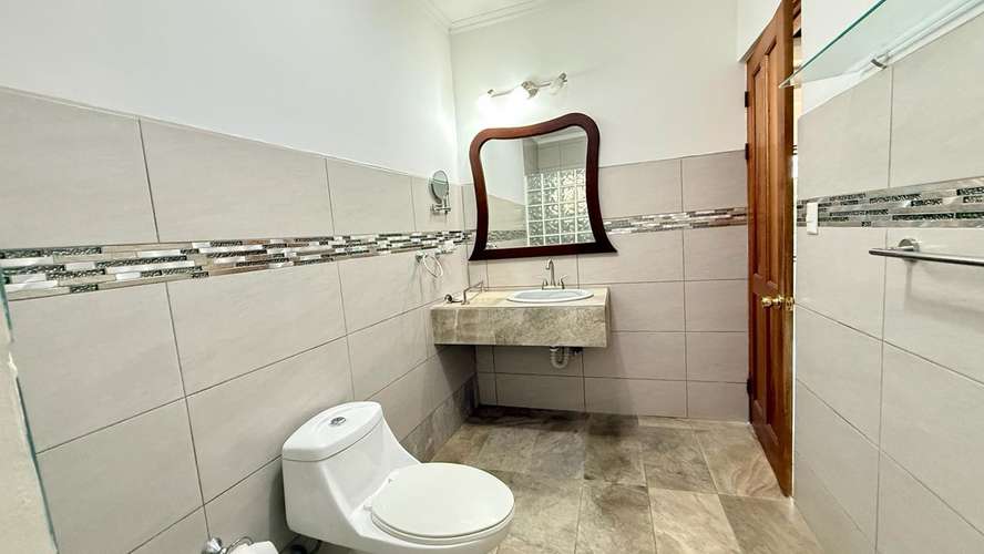 Alquiler Exclusiva casa de 4 dormitorios en alquiler en Ciudad Cariari con vista al campo de golf - Imagen 18