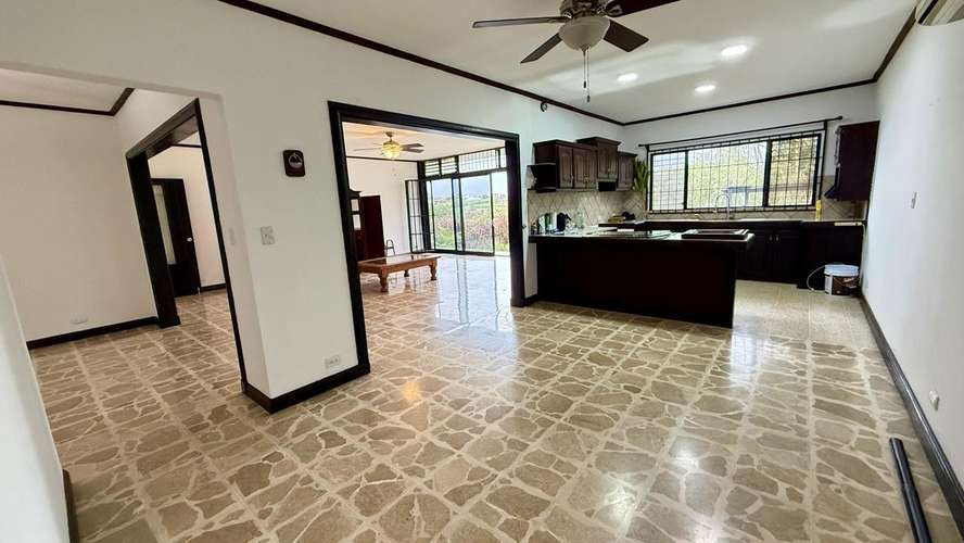 Alquiler Exclusiva casa de 4 dormitorios en alquiler en Ciudad Cariari con vista al campo de golf - Imagen 4