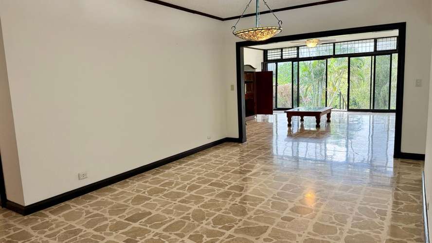 Alquiler Exclusiva casa de 4 dormitorios en alquiler en Ciudad Cariari con vista al campo de golf - Imagen 2