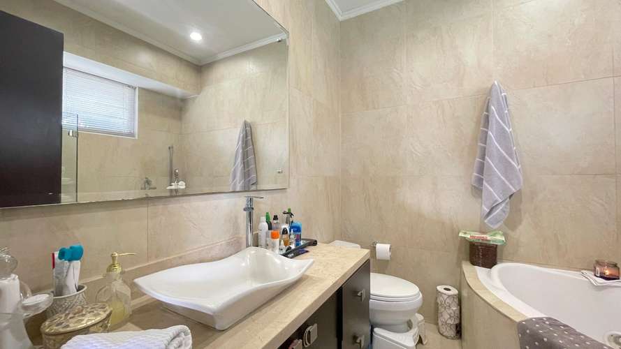 Casa moderna de 3 habitaciones en condominio con piscina y vistas a las montañas en Escazú - Imagen 11