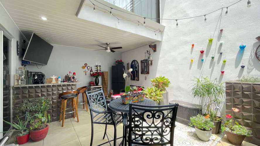 Casa moderna de 3 habitaciones en condominio con piscina y vistas a las montañas en Escazú - Imagen 7