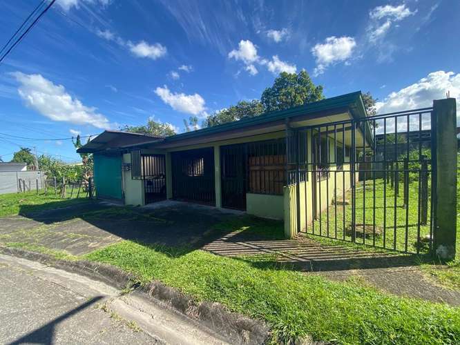 House for sale in Guápiles, in the Palma Dorada residential area; excellent location and a house with a spacious lot.
