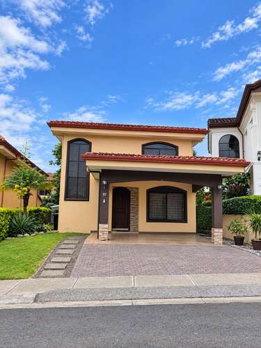 Vendo casa en Condominio La Ladera Tournón-Heredia, 1 habitación primer nivel con baño y todas ls habitaciones con baño 