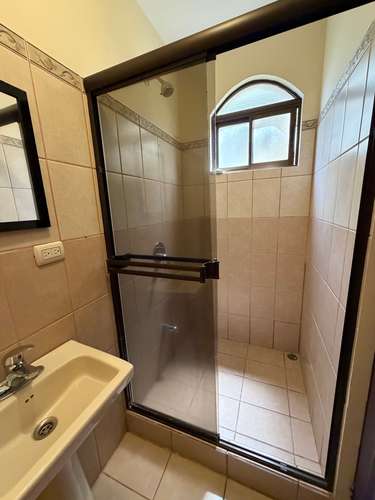Vendo casa en Condominio La Ladera Tournón-Heredia, 1 habitación primer nivel con baño y todas ls habitaciones con baño  - Imagen 13