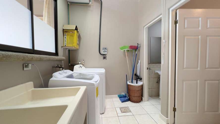 Casa de 3 dormitorios en San Antonio de Escazú con vista a la montaña y seguridad 24 horas - Imagen 7