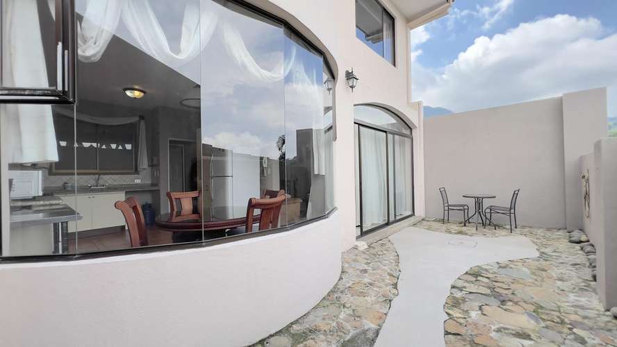 Casa de 3 dormitorios en San Antonio de Escazú con vista a la montaña y seguridad 24 horas - Imagen 6