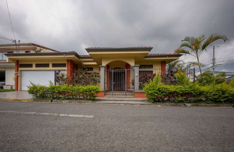 Venta de casa en Escazu con 4 habitaciones en el primer nivel