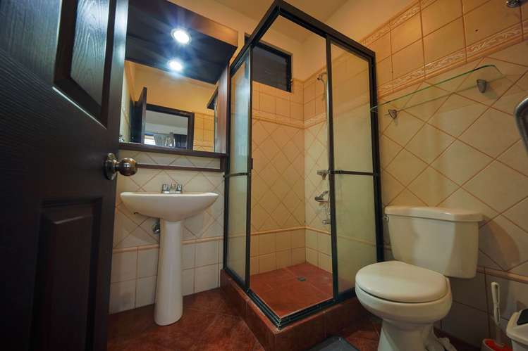 Venta de casa en Escazu con 4 habitaciones en el primer nivel - Imagen 6