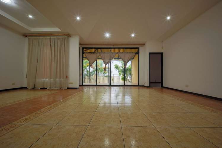 Venta de casa en Escazu con 4 habitaciones en el primer nivel - Imagen 2