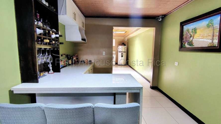 CASA EN VENTA EN MORAVIA, LA TRINIDAD | 3 HABITACIONES, TERRAZA Y ESPACIOS AMPLIOS. HABITACIÓN PRINCIPAL EN PRIMERA PLAN - Imagen 4