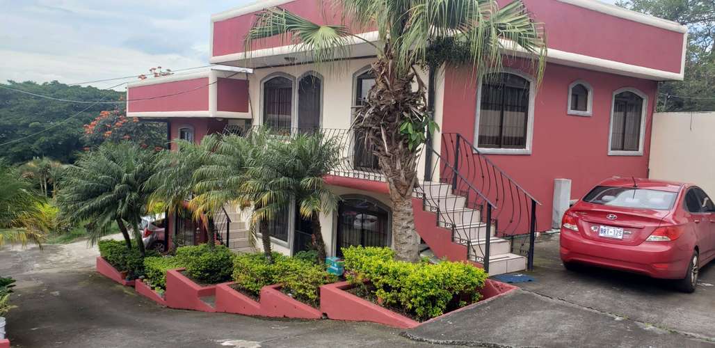 Vendo edificio de 8 apartamentos con terreno en verde para construir más apartamentos, cada unidad con su propio medidor