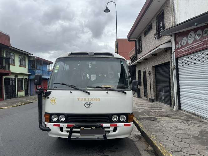 Se vende Microbus Coaster 2005