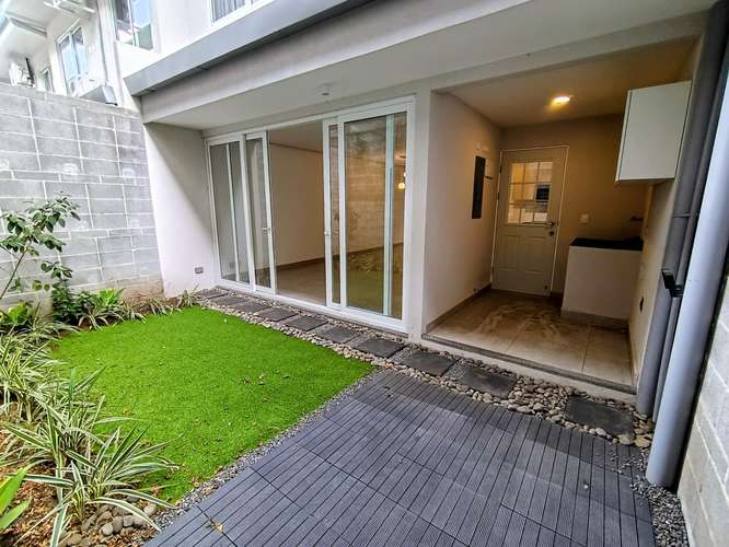 Guachipelín 3-10, muy linda-fina-nueva, L. Blanca, 3 hab, 2.5 baños, sala TV, patio, full amenidades. - Imagen 5