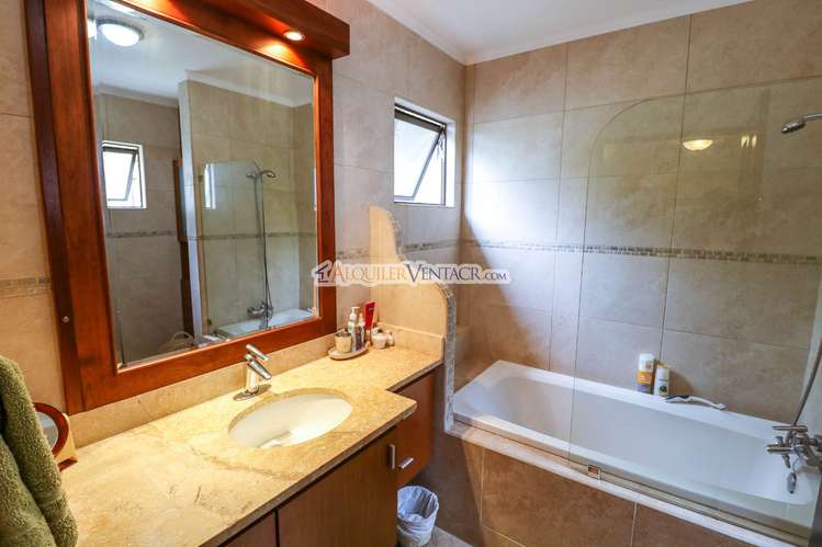 LUJOSA CASA CON 1.596 M2 LOTE Y CON VISTAS EN SAN ANTONIO ESCAZU - Imagen 6