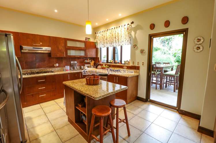 LUJOSA CASA CON 1.596 M2 LOTE Y CON VISTAS EN SAN ANTONIO ESCAZU - Imagen 11
