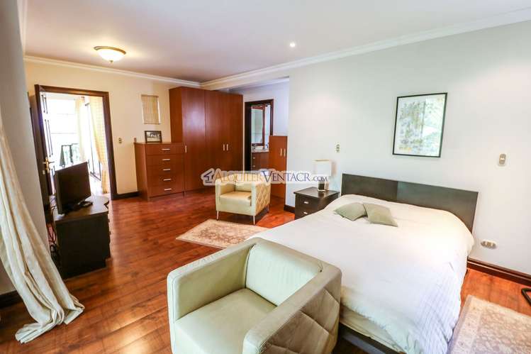 LUJOSA CASA CON 1.596 M2 LOTE Y CON VISTAS EN SAN ANTONIO ESCAZU - Imagen 7