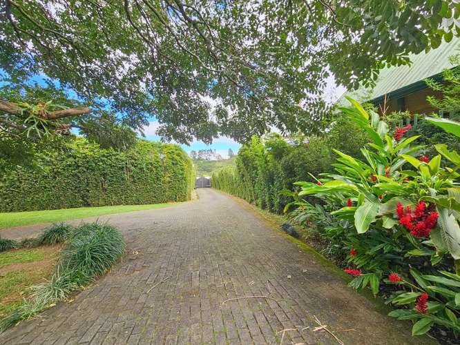 LUJOSA CASA DE 570 M2 CON 2.244 M2 DE LOTE EN SAN ANTONIO ESCAZU - Imagen 2