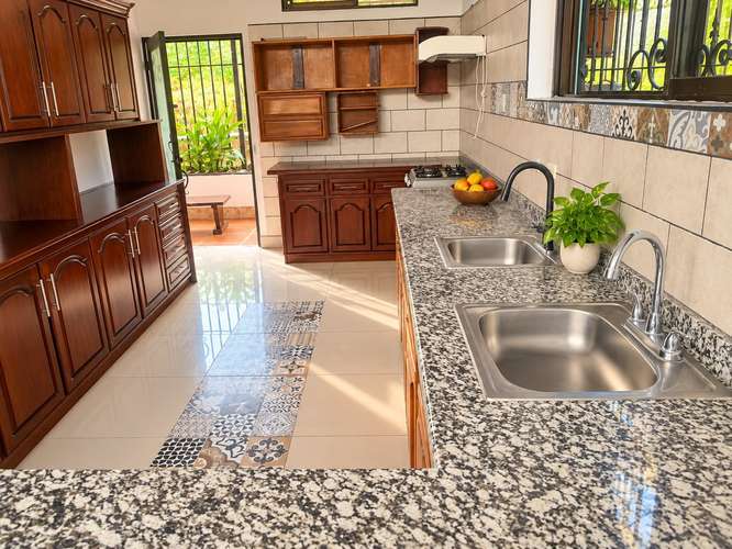 Casa Exclusiva en Atenas | 4 Habs + Piscina Privada + Zonas Verdes | Máxima Privacidad y Vistas