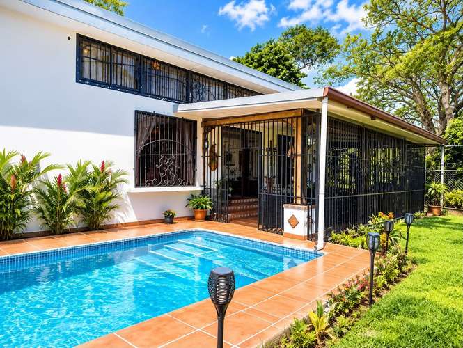 Casa Exclusiva en Atenas | 4 Habs + Piscina Privada + Zonas Verdes | Máxima Privacidad y Vistas