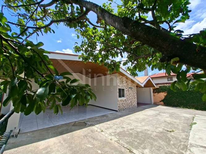 Venta de casa independiente de una planta en Santa Ana 
