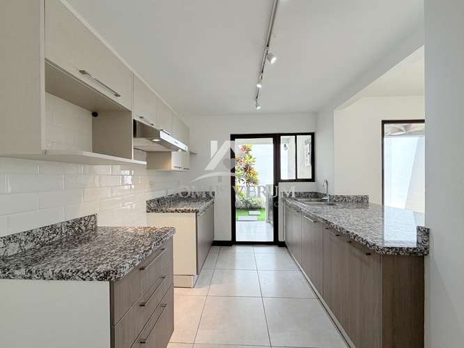 CASA EN ALQUILER EN CONDOMINIO AVENIR CON 4 ESTACIONAMIENTOS