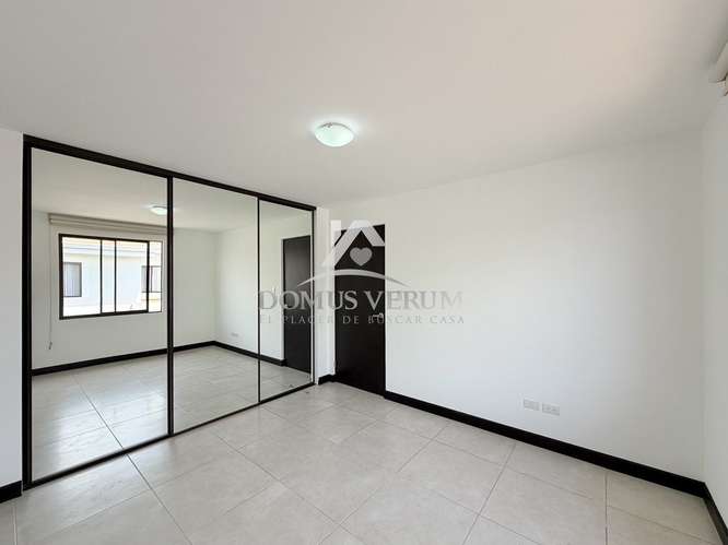 CASA EN ALQUILER EN CONDOMINIO AVENIR CON 4 ESTACIONAMIENTOS