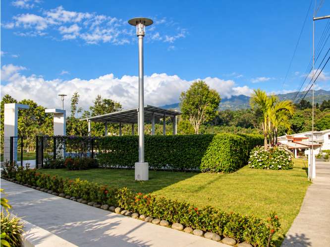 Casa en alquiler Condominio Barlovento, con jardín | Tres Ríos