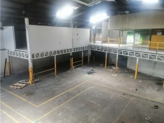 Bodega en la Asunción de Belén con oficinas y mezanine