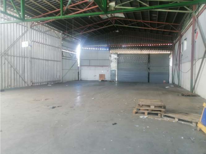 Bodega en la Asunción de Belén con oficinas y mezanine - Imagen 3