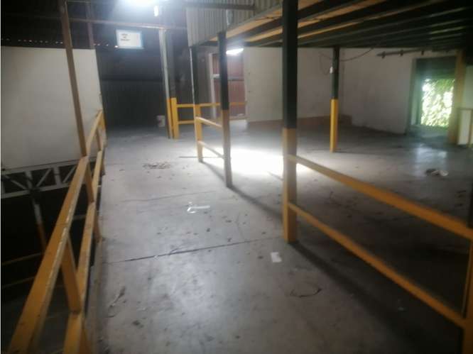 Bodega en la Asunción de Belén con oficinas y mezanine - Imagen 10