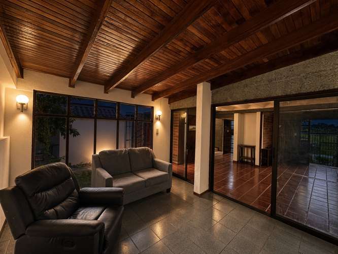 SE ALQUILA LINDA CASA CON MUCHO JARDIN EN GEROMA - Imagen 5