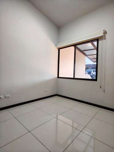 ¡ALQUILA EN HEREDIA PARKS! CASA CON A/C, PATIO Y 2 PARQUEOS TECHADOS  - Imagen 2