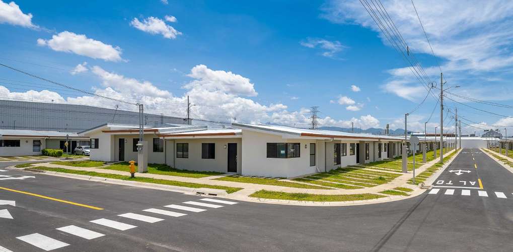 Hermosa casa nueva de 1 habitación, con cochera techada para 2 carros, en condominio,  para estrenar.