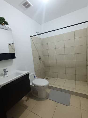 Hermosa casa de 2 habitaciones y dos cocheras, semiamueblada, con oficina y walking closet, en condominio, muy segura.  - Imagen 7