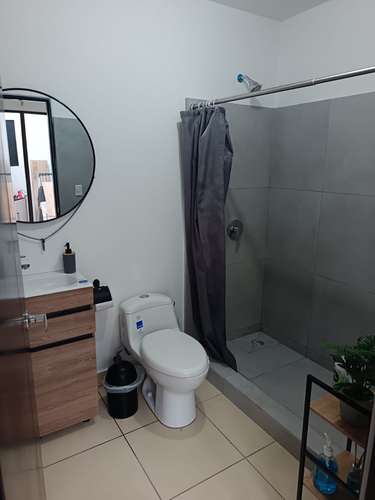 Hermosa casa de 2 habitaciones y dos cocheras, semiamueblada, con oficina y walking closet, en condominio, muy segura.  - Imagen 6