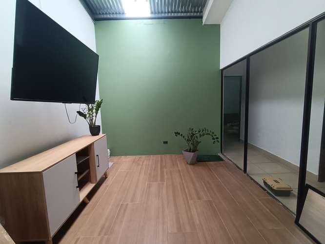 Hermosa casa de 2 habitaciones y dos cocheras, semiamueblada, con oficina y walking closet, en condominio, muy segura.  - Imagen 8