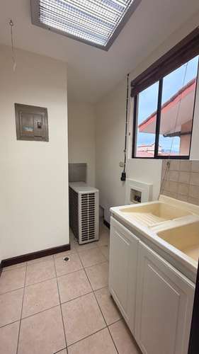 SE ALQUILA PENTHOUSE EN LA URUCA, SAN JOSÉ CON LÍNEA BLANCA - Imagen 2