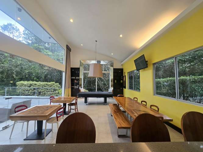 Bosques de Escazú, muy lindo-amplio-lujo, L. Blanca, 1 hab, 1.5 baños, JARDIN, amenidades.