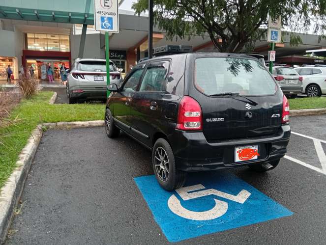 SUZUKI ALTO K10 2006.TRASPASO INCLUIDO ES LA VERSION FULL QUE VIENE  MOTOR 1000 Y 5 PASAJEROS.PANTALLA,LLANTAS Y AROS