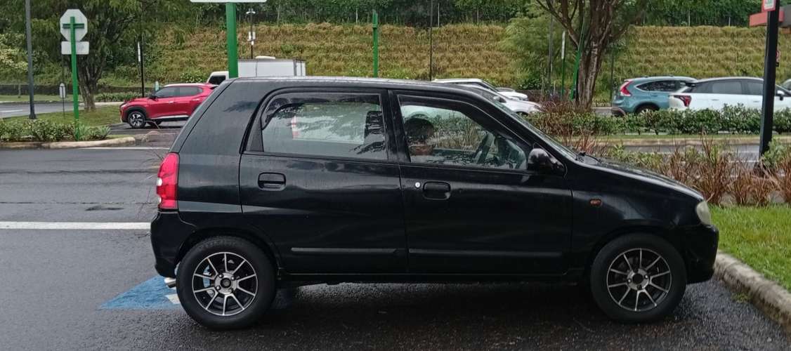 SUZUKI ALTO K10 2006.TRASPASO INCLUIDO ES LA VERSION FULL QUE VIENE  MOTOR 1000 Y 5 PASAJEROS.PANTALLA,LLANTAS Y AROS