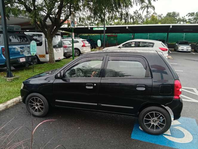 SUZUKI ALTO K10 2006.TRASPASO INCLUIDO ES LA VERSION FULL QUE VIENE  MOTOR 1000 Y 5 PASAJEROS.PANTALLA,LLANTAS Y AROS