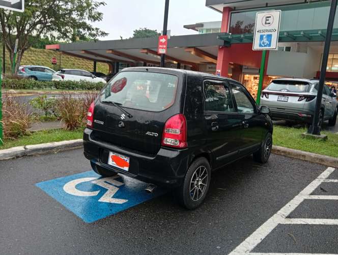 SUZUKI ALTO K10 2006.TRASPASO INCLUIDO ES LA VERSION FULL QUE VIENE  MOTOR 1000 Y 5 PASAJEROS.PANTALLA,LLANTAS Y AROS