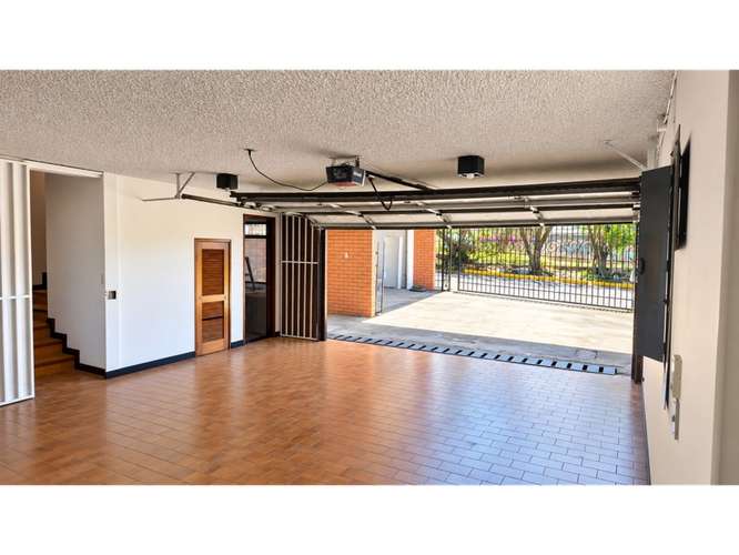 Rohrmoser, linda-muy amplia, Uso Mixto, 545m2c, 1285m2t, 10 hab, 3 baños, 8 parqueos, terraza, patio. - Imagen 3