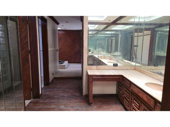 Rohrmoser, linda-muy amplia, Uso Mixto, 545m2c, 1285m2t, 10 hab, 3 baños, 8 parqueos, terraza, patio. - Imagen 12