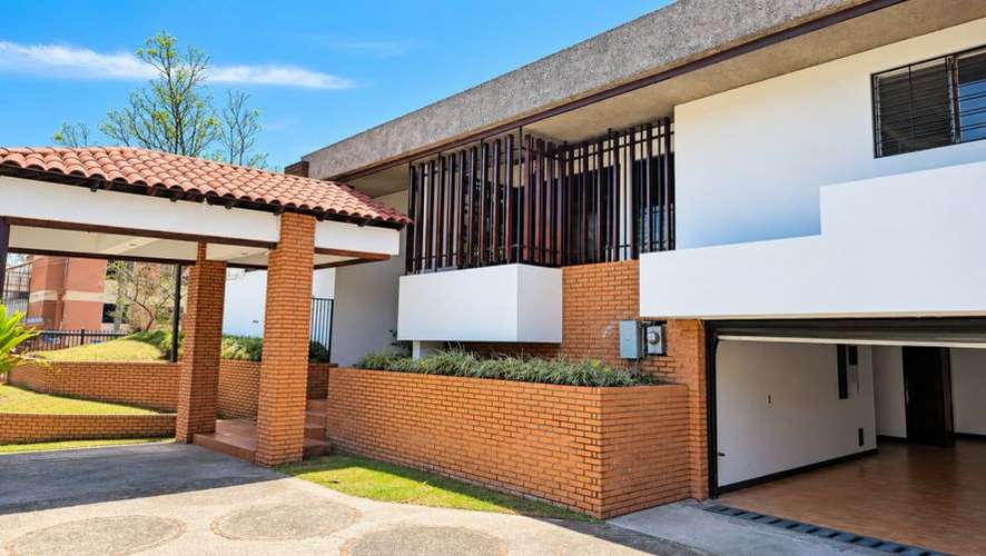 Rohrmoser, linda-muy amplia, Uso Mixto, 545m2c, 1285m2t, 10 hab, 3 baños, 8 parqueos, terraza, patio.