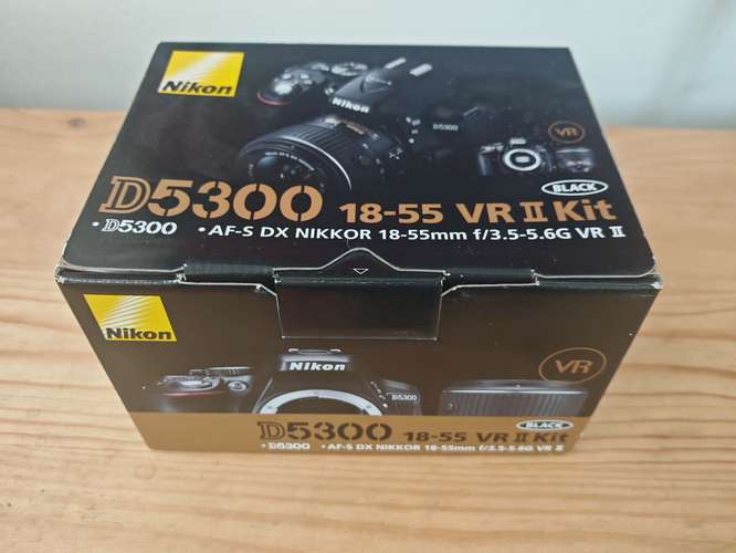 Cámara Nikon D5300 con accesorios 
